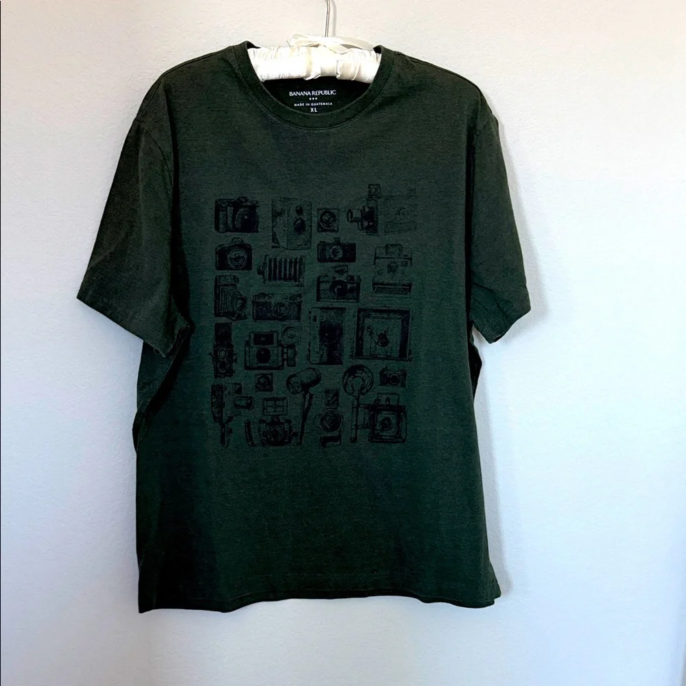 Banana Republic Dark‎ Green Graphic Tee XL